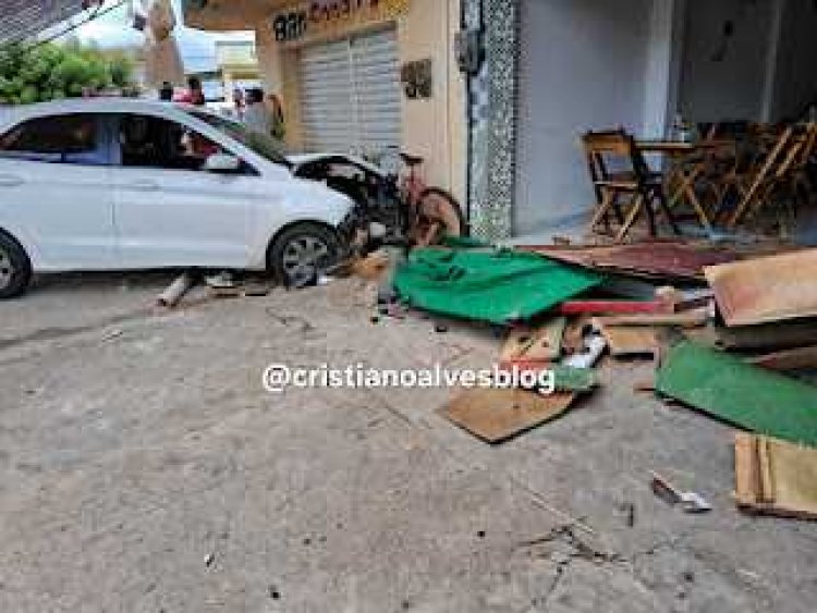Advogado colide carro contra lojas em Alagoinha