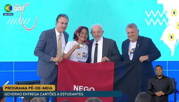 Aluna da Paraíba recebe cartão do Pé-de-Meia das mãos do presidente Lula durante cerimônia em Brasília