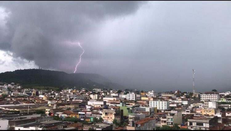 Em Guarabira fortes chuvas e raios, são registados na zona rural e urbana neste Domingo de Março.
