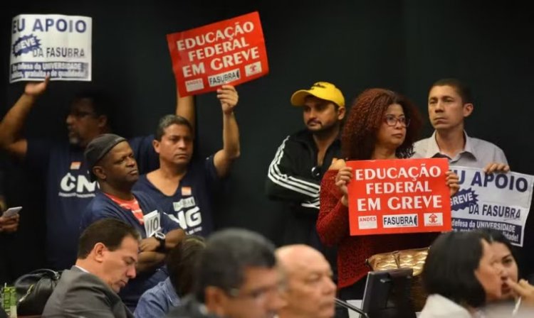 Greve: servidores da educação de universidades e institutos pressionam governo Lula por reajuste salarial