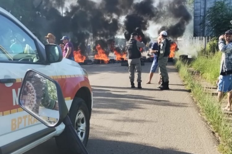 Guarabira: manifestantes interditam PB-073 em protesto após fechamento de matadouro pela Sudema/PB
